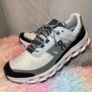 On Cloud Vista sneakers. Women’s size 8. White, gray, and black.